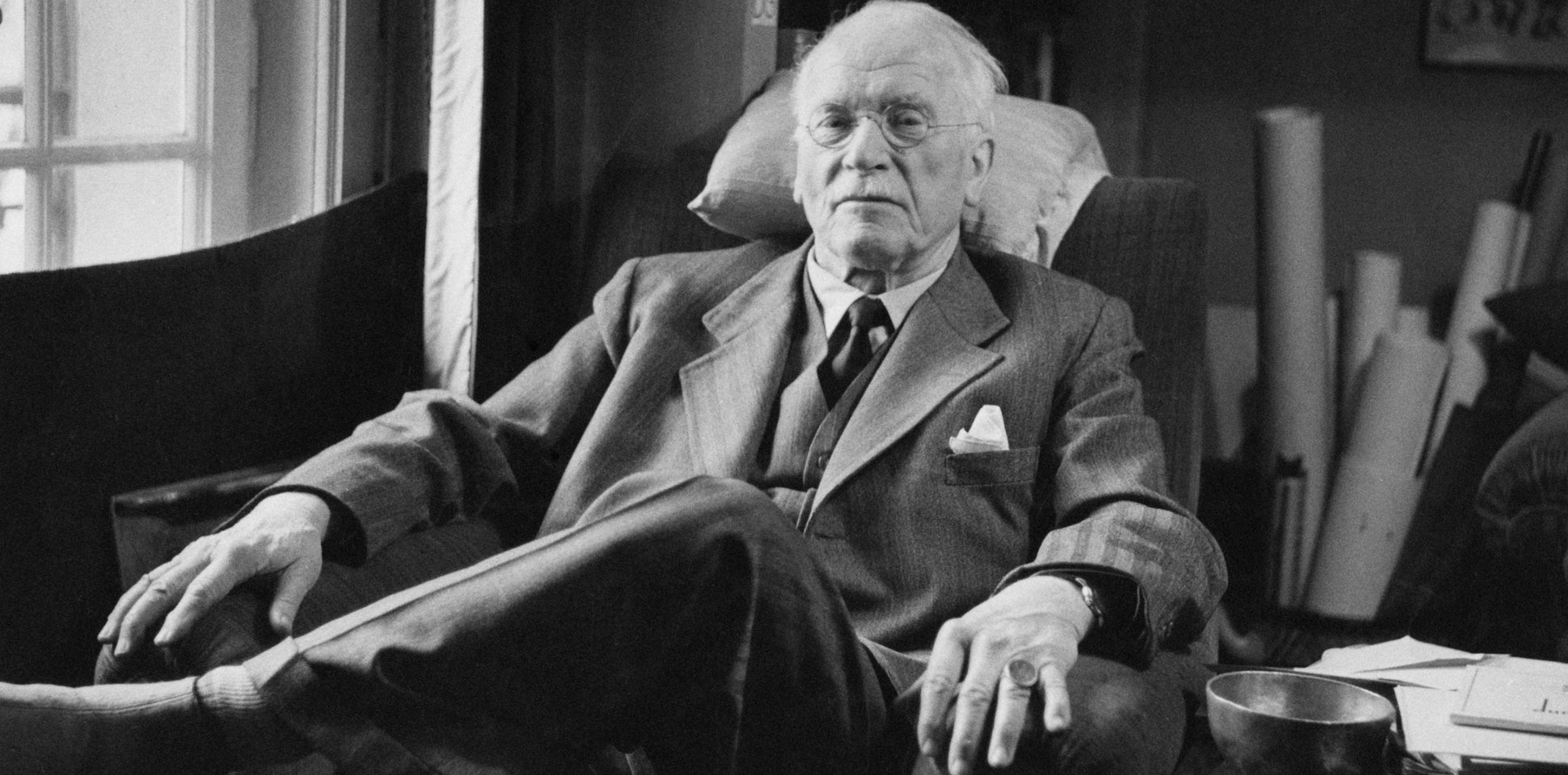 La consapevolezza delle nostre paure ci libera dalla loro prigione - Citazioni Carl Jung Frasi